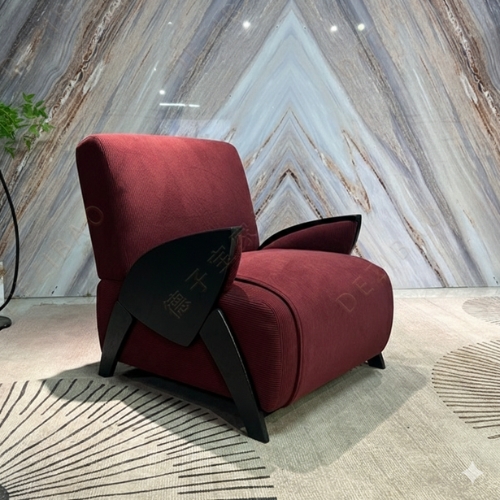 Riochichi Sofa, wine